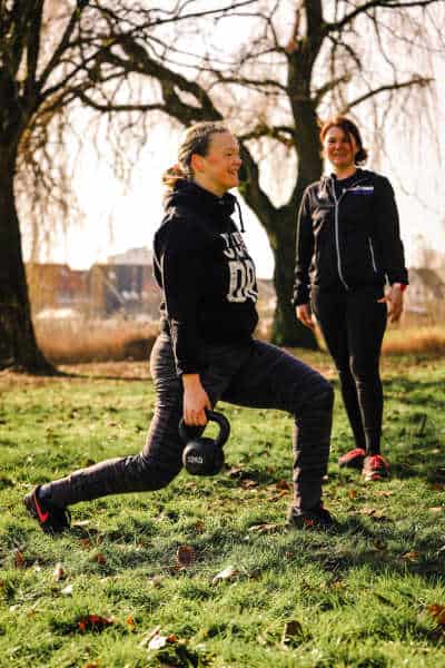 vrouw sport buiten met kettlebell